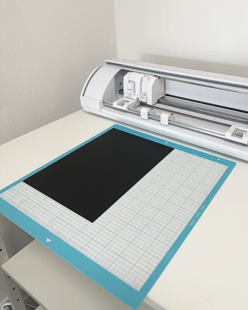 Silhouette CAMEO5用カッティングマットに素材をセットした様子