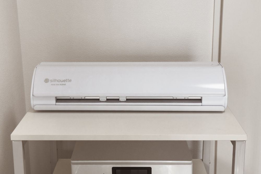 sp-fullwide-image 自宅デスクに設置したSilhouette CAMEO5本体