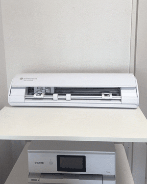 自宅作業スペースに設置されたSilhouette CAMEO5本体