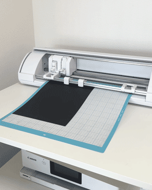 Silhouette CAMEO5が素材を自動カットしている工程