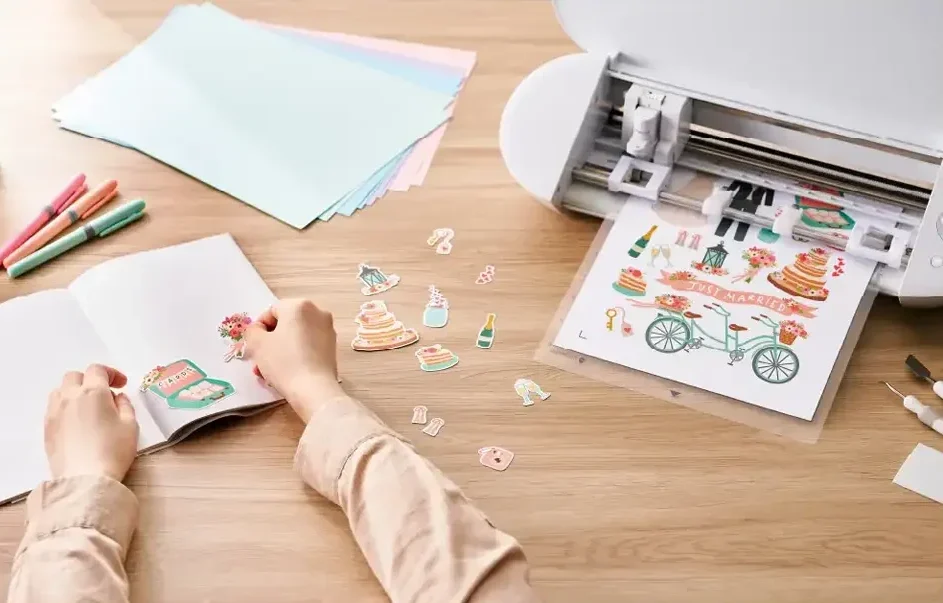 Silhouette Portrait4で作ったシールをノートに貼る様子