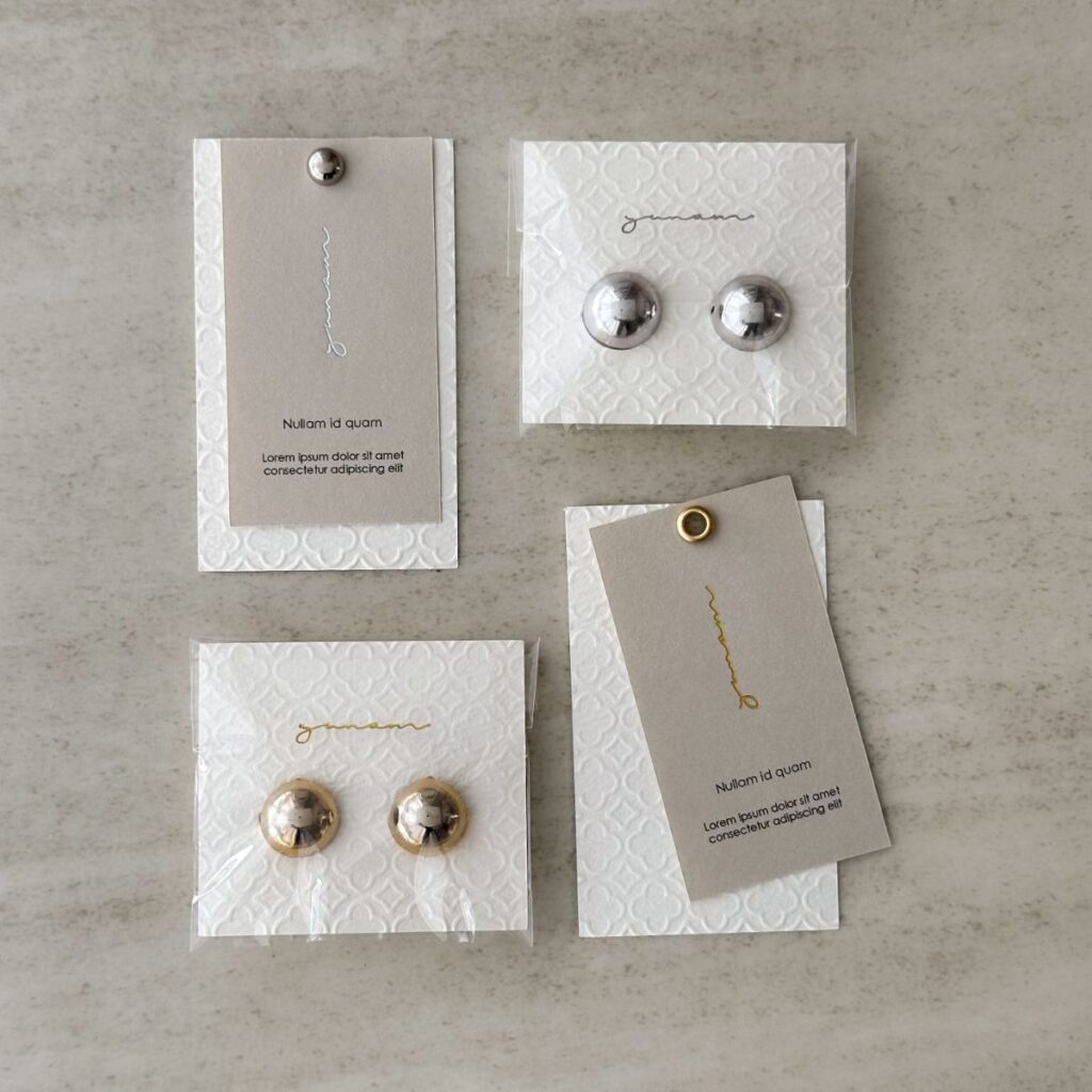 エンボス加工と箔押しのアクセサリー台紙デザイン