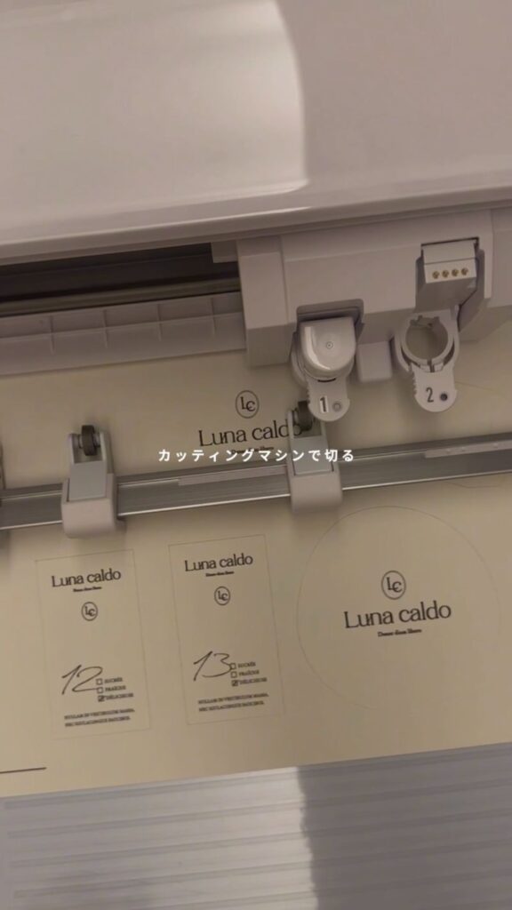 Silhouette CAMEO5でラベルをカットしている様子