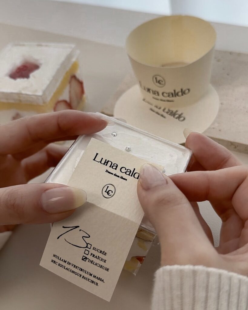 おうちカフェ用のロゴタグを貼っている様子