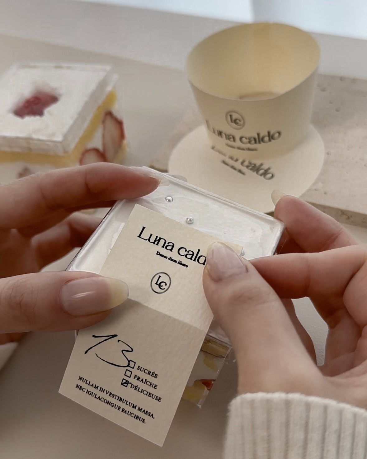 おうちカフェ用のロゴタグを貼っている様子