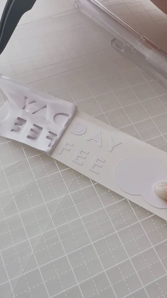 CAMEO5でカットしたカッティングフィルムのラベルをカス取りしている様子