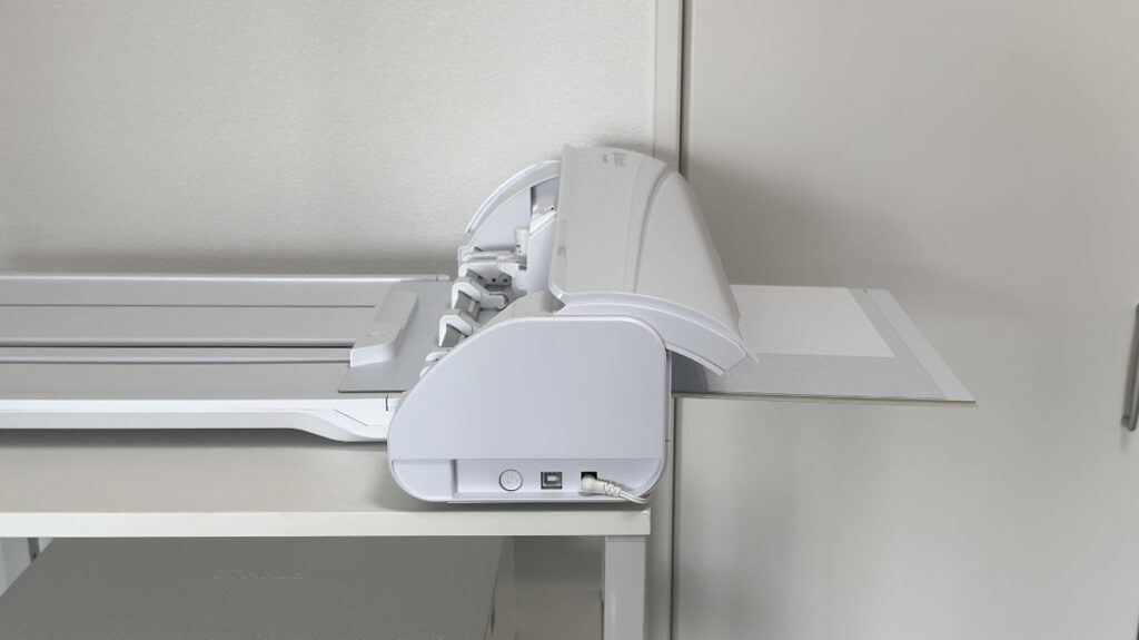 静電マット使用時にCAMEO5で下までカットしマットが後方に伸びている様子