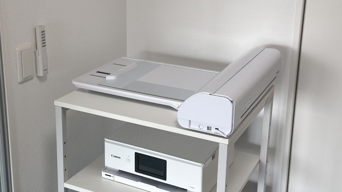 プリンター台に置かれたCAMEO5と静電マット