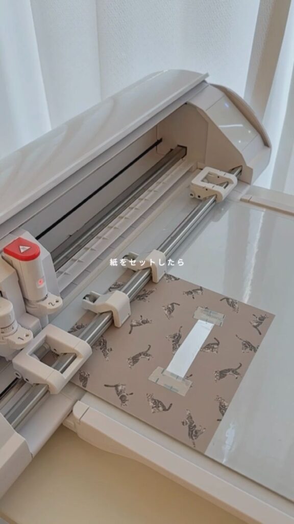 CAMEO5で箔押しポチ袋を作る工程（紙をセットしている様子）