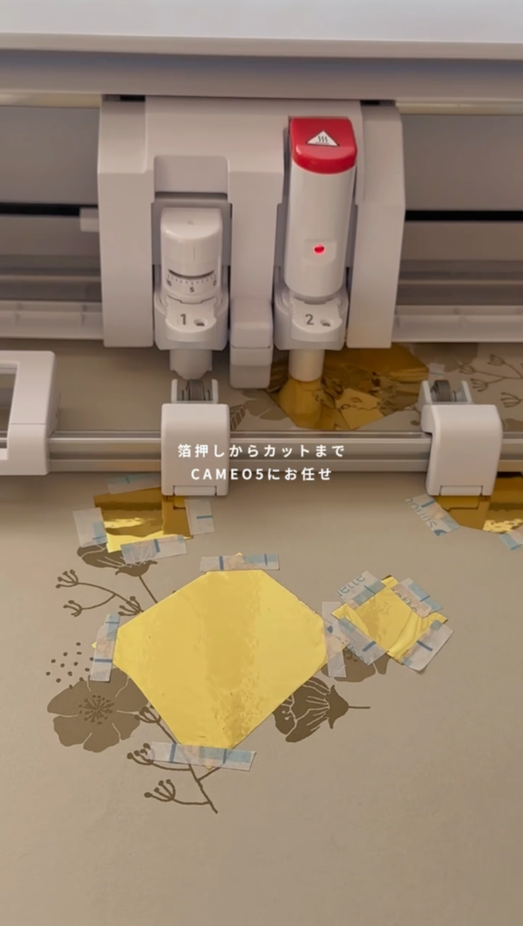 CAMEO5のヒートペンで箔押し後にカットする様子