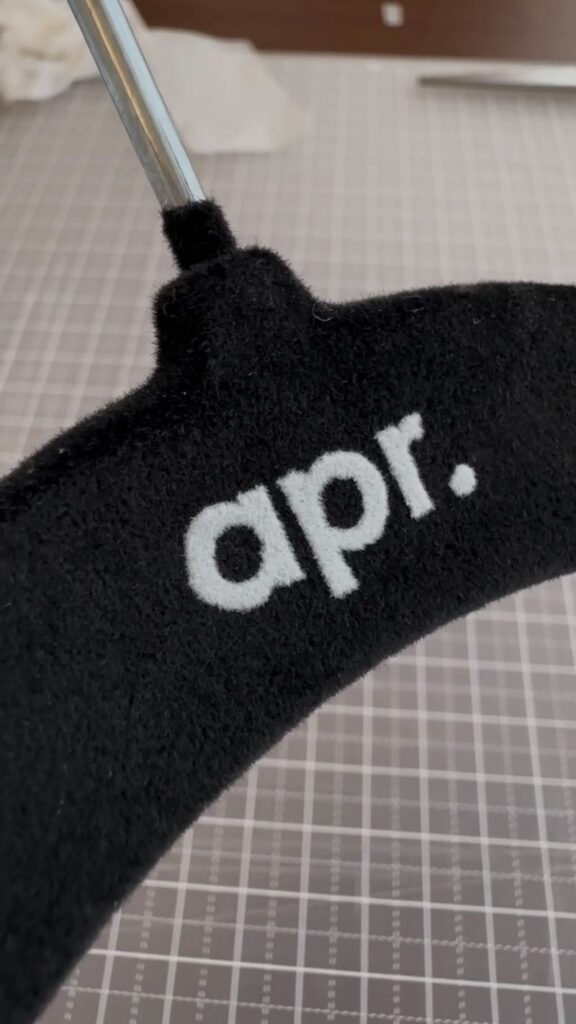 ハンガーに貼ったaprロゴのアイロンプリントシート（アップ）