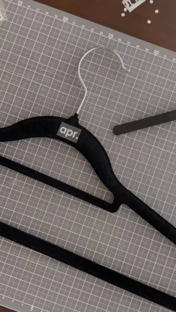 CAMEO5でカットしたアイロンプリントシートをハンガーに貼った様子