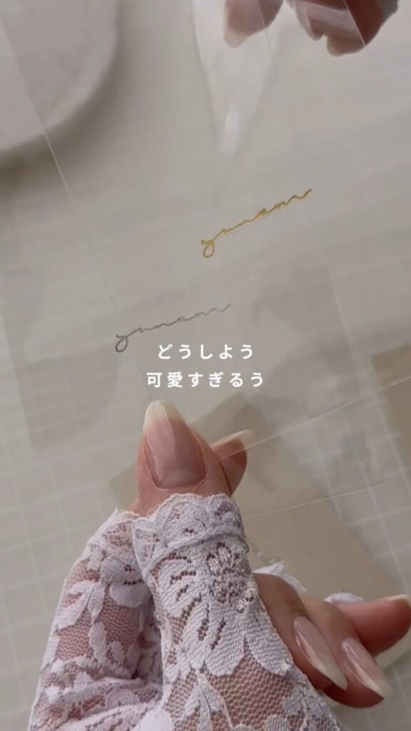 アクセサリー用OPP袋にヒートペンで箔押し加工している様子