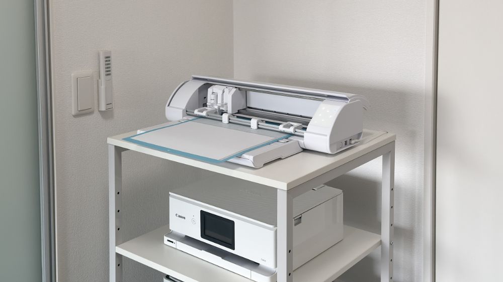 CAMEO5の設置例。机の上に置いた状態でカットしている様子