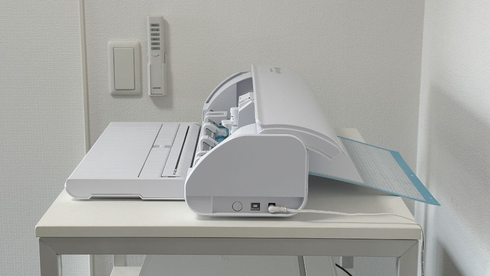 CAMEO5を横から撮影した写真。カット中の前後動作スペースがわかる設置例