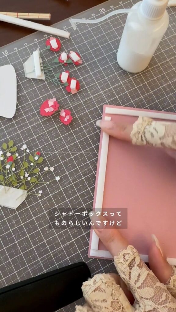 Silhouette CAMEO5で母の日のシャドーボックスを制作している様子