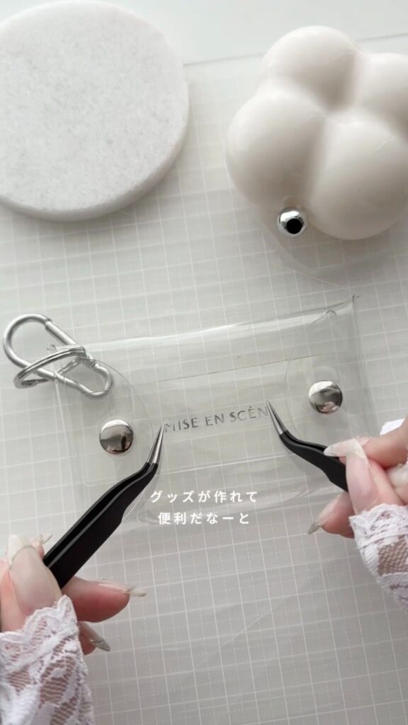 クリアポーチにカッティングフィルムのロゴを貼り付けている様子