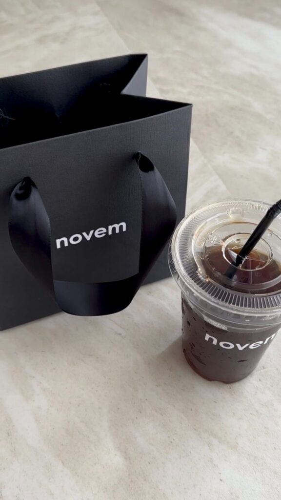 CAMEO5でロゴを入れた紙袋とプラカップ（novemロゴ）