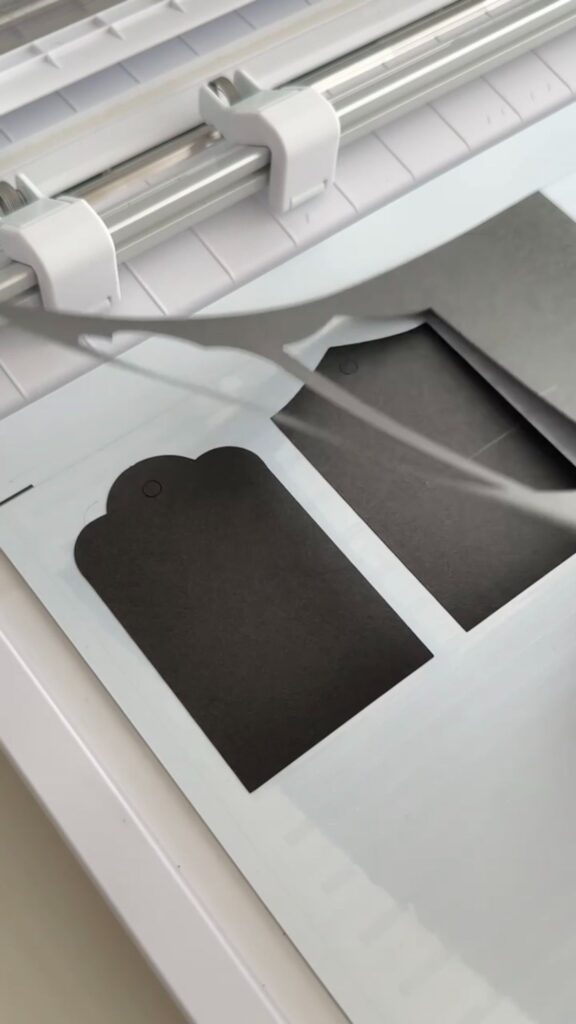 Silhouette CAMEO5でギフトタグをカットしている様子