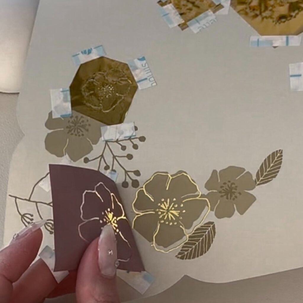 箔押しフラワーデザインのペーパーアイテム