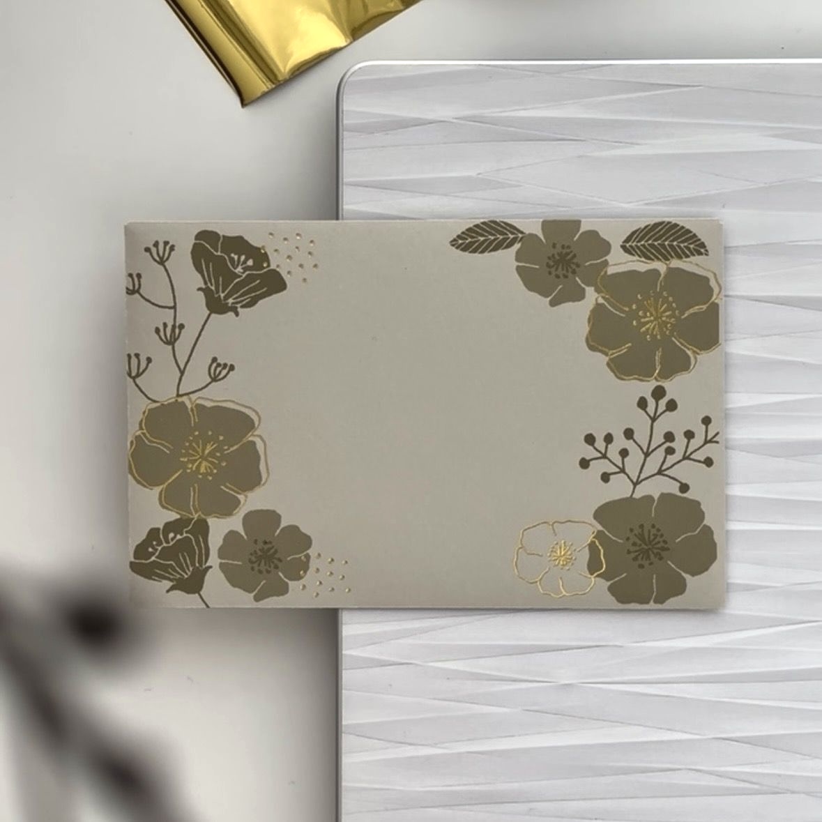 カッティングマシンで作った花柄の箔押し封筒