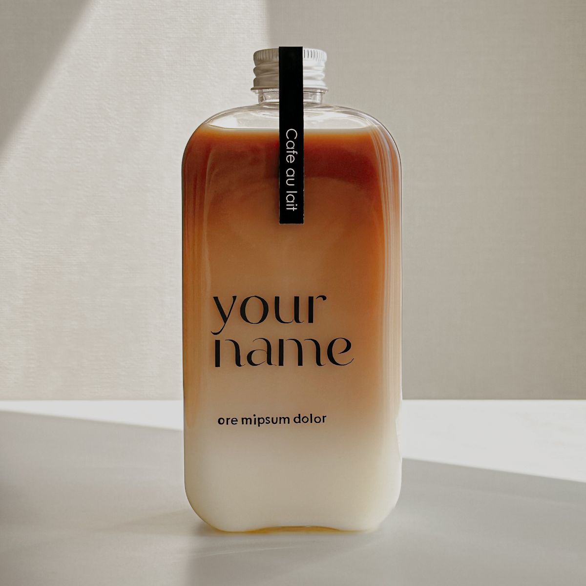 おうちカフェ用のオリジナルラベルを貼ったボトル