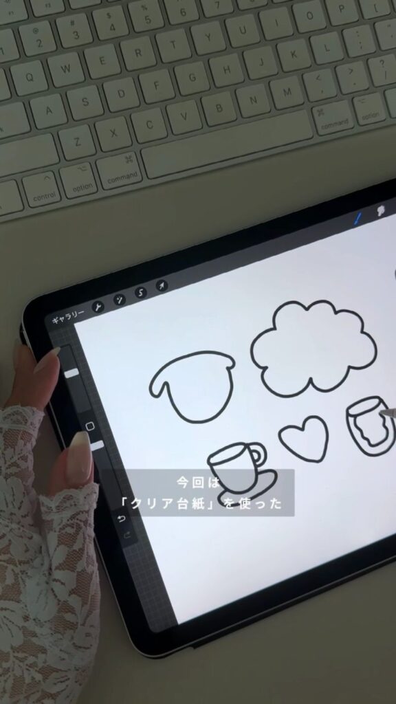 iPadでクリア台紙用のオリジナルシールデザインを描いている様子