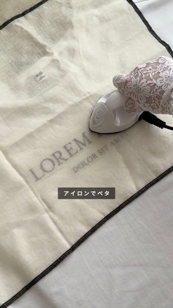 アイロンシートをTシャツにアイロンで圧着している様子