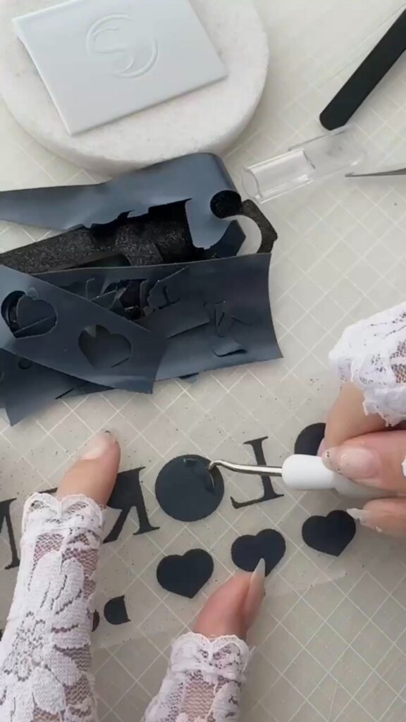 アイロンシートをCAMEO5でカットし、カス取りしている様子