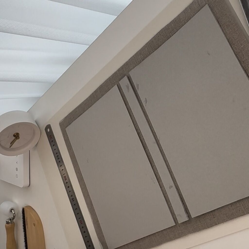 厚紙に布を貼り付けてブックカバーの土台を作る工程