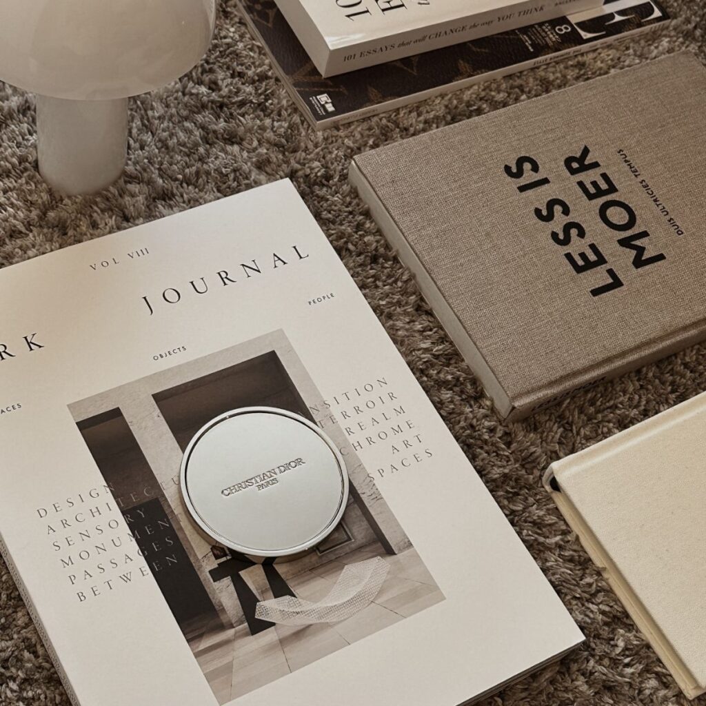 インテリアにディスプレイした布製ブックカバー