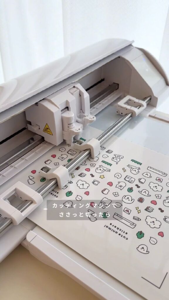 Silhouette CAMEO5でクリア台紙のシールをプリント＆カットしている様子