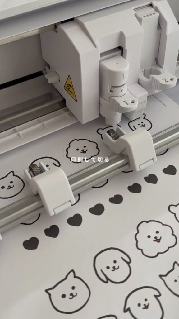 Silhouette CAMEO5でプリント＆カット機能を使ってシールをカットしている様子