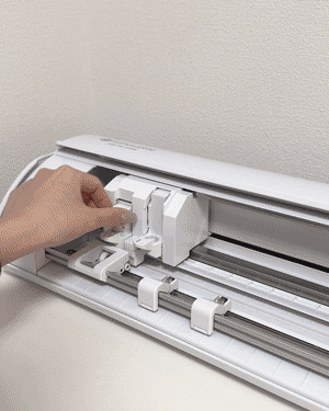 Silhouette CAMEO5にカッター刃を取り付けて固定する様子