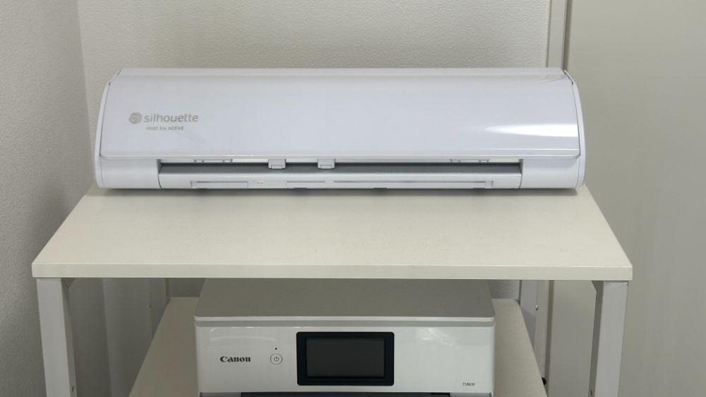 ラックに収納されたSilhouette CAMEO5(シルエットカメオ5)とキヤノンのインクジェットプリンター