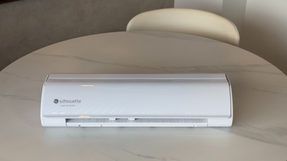 大理石調の丸テーブルに置かれた白いカッティングマシン「Silhouette Cameo5(シルエットカメオ5)」
