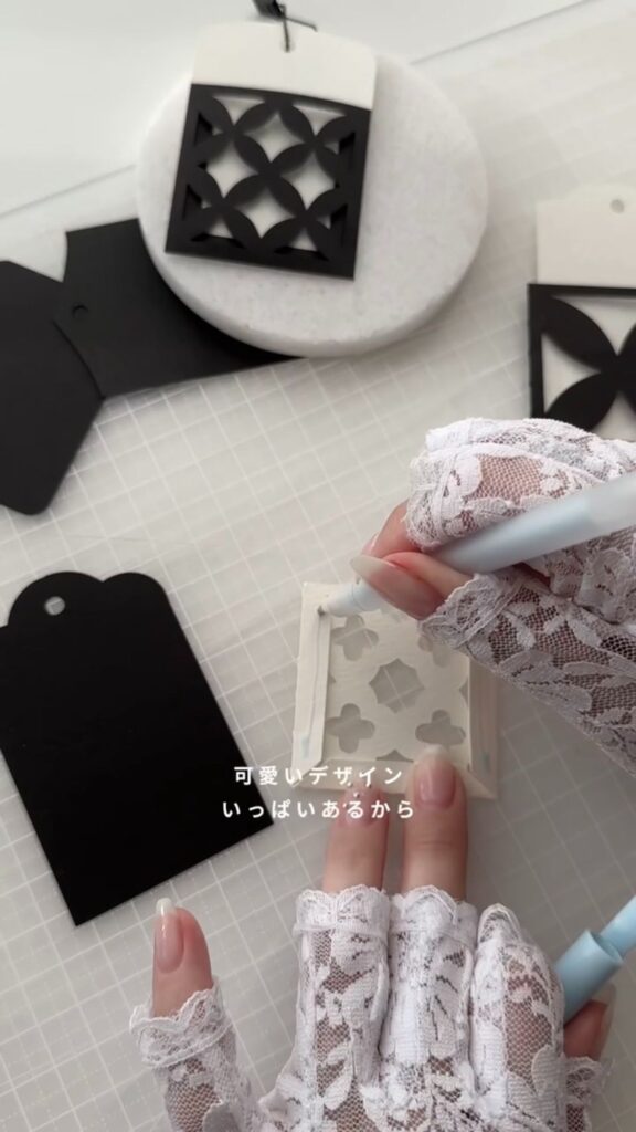 Silhouette Design Storeのデータを使ってギフトタグを制作している様子