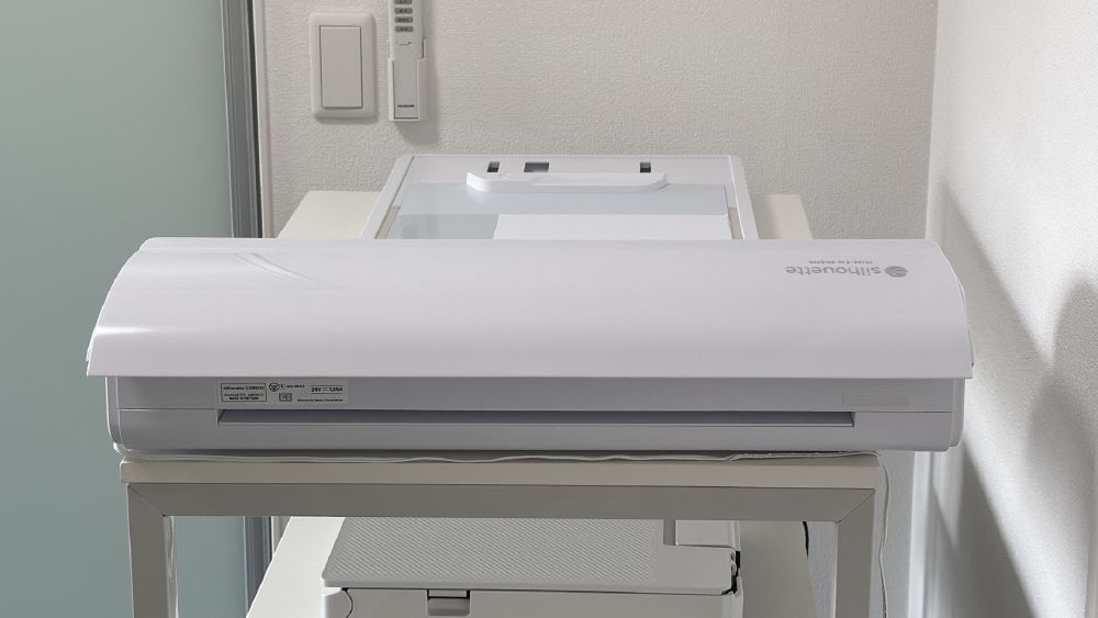 プリンター台に置かれたCAMEO5と静電マットを横から撮った写真