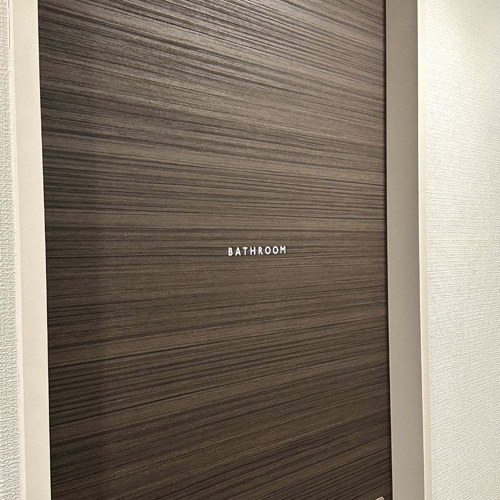 カッティングフィルムで作ったBATHROOMドアのレタリング