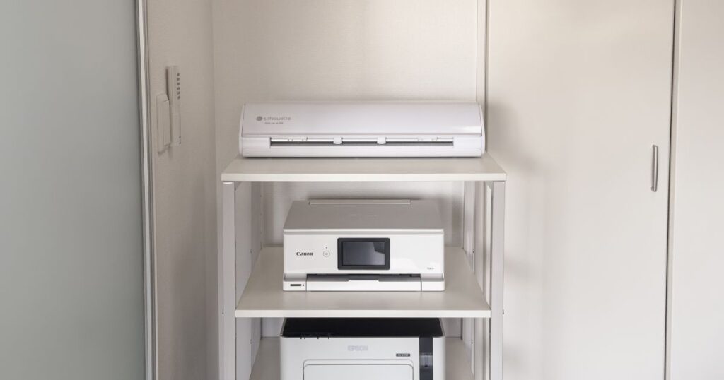 カッティングマシンSilhouette CAMEO5をプリンターラックに設置した例