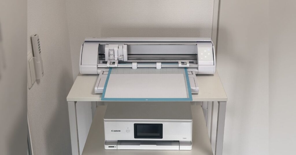 カッティングマシンSilhouette CAMEO5をプリンター台に設置した作業スペース
