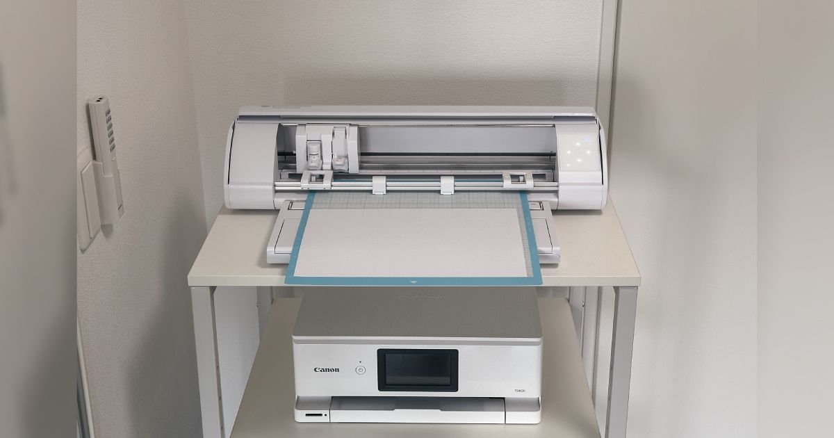 カッティングマシンSilhouette CAMEO5をプリンター台に設置した作業スペース