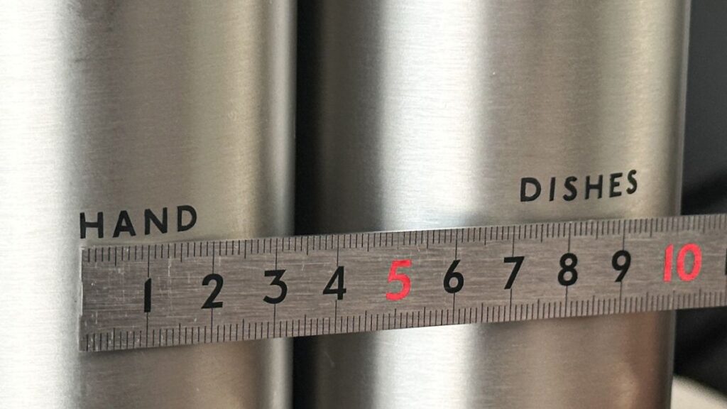 ディスペンサーラベルのサイズを測っている様子