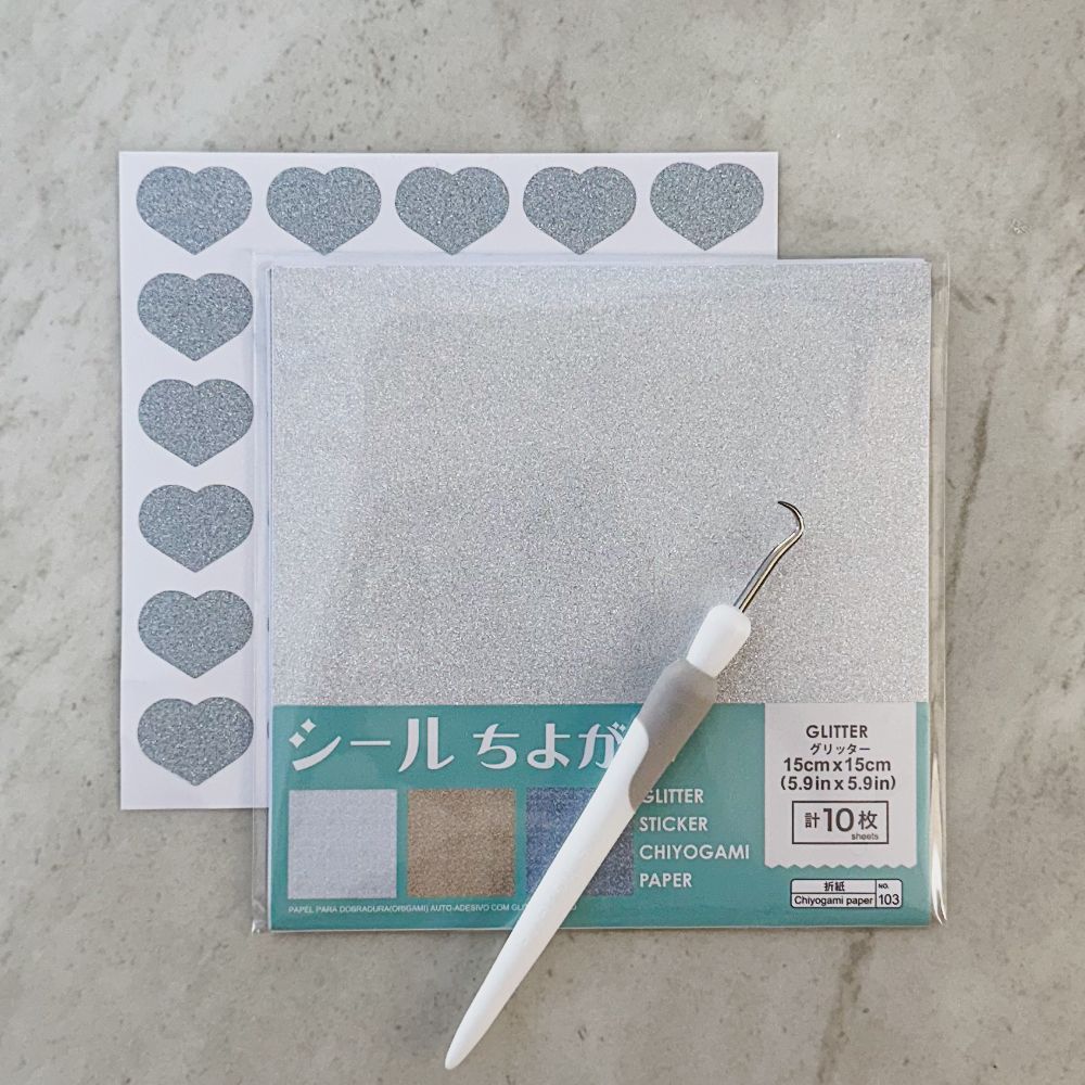 カッティングマシンで使用するグリッター折り紙シールとフックツール