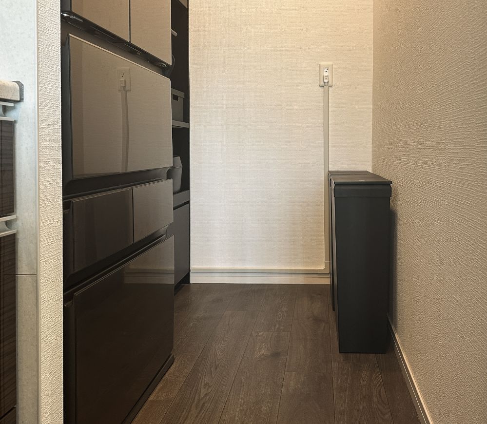 キッチンに設置したカッティングフィルムのゴミ箱ラベル