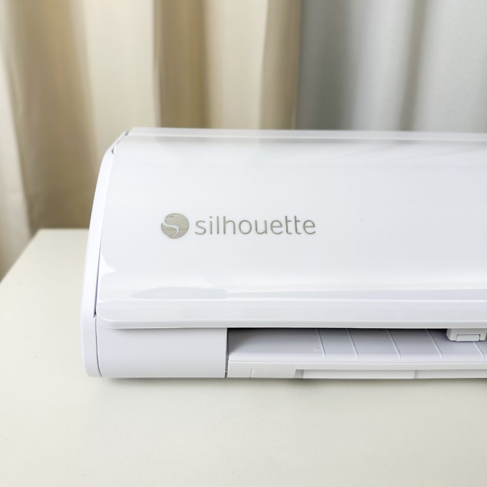 カッティングフィルムを貼ったSilhouetteカッティングマシンのロゴ