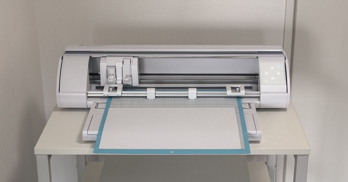 Silhouette CAMEO5にカッティング用台紙をセットした状態