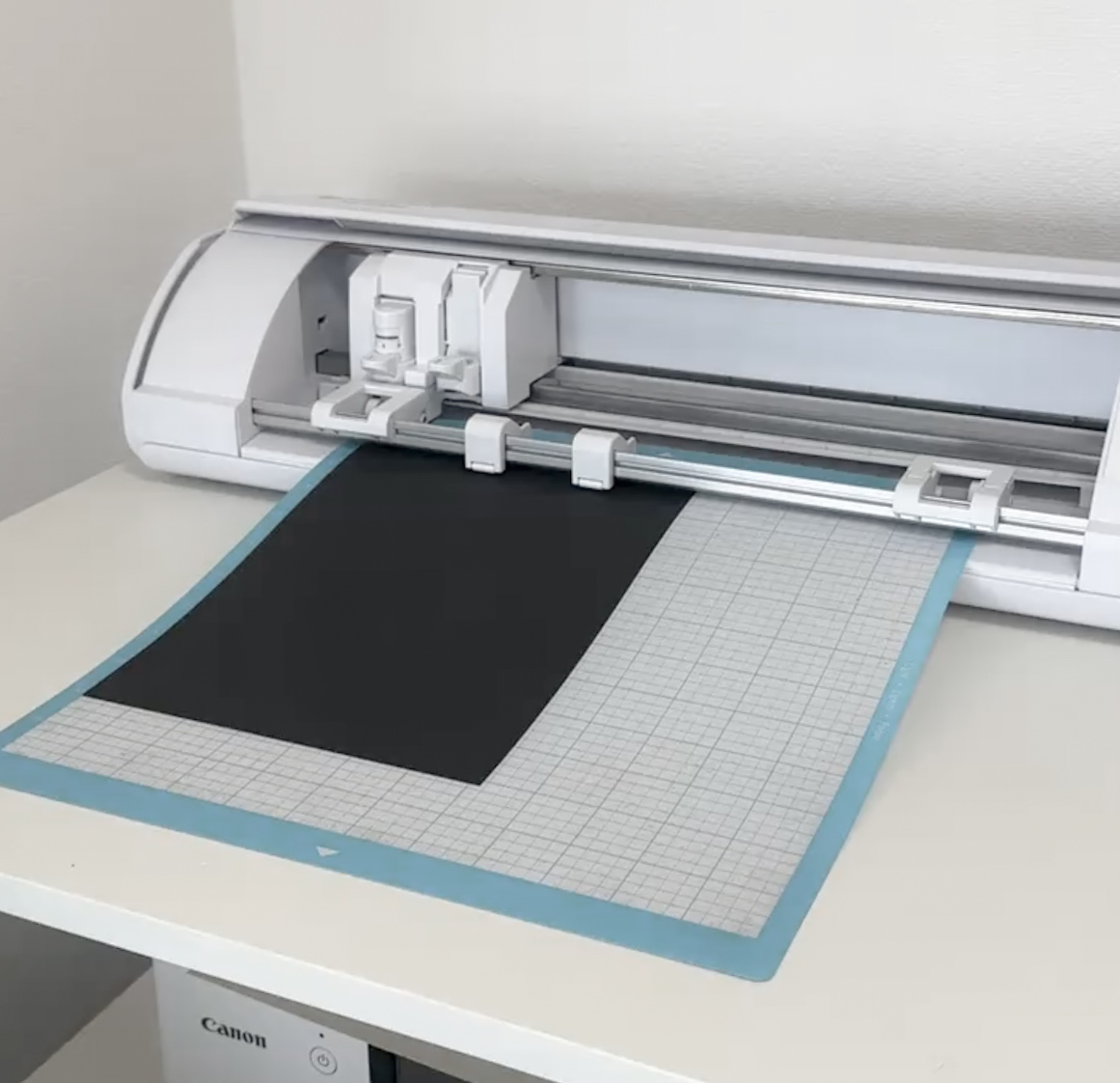 Silhouette CAMEO5用カッティングマットに素材をセットした様子