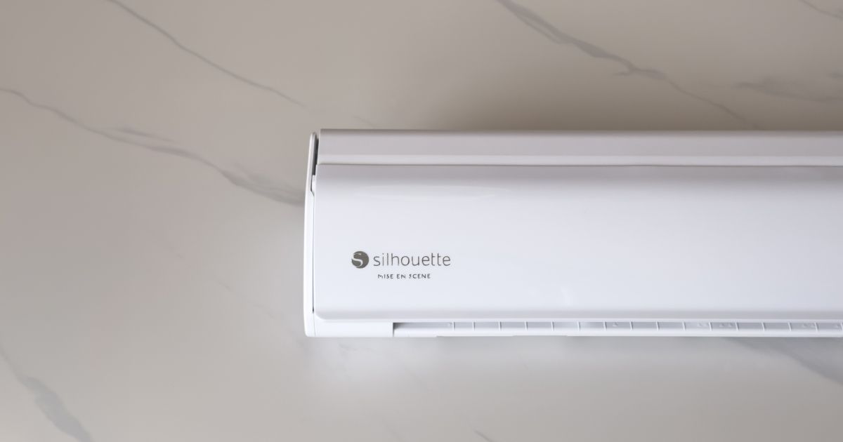 テーブルに置いたSilhouette CAMEO5本体