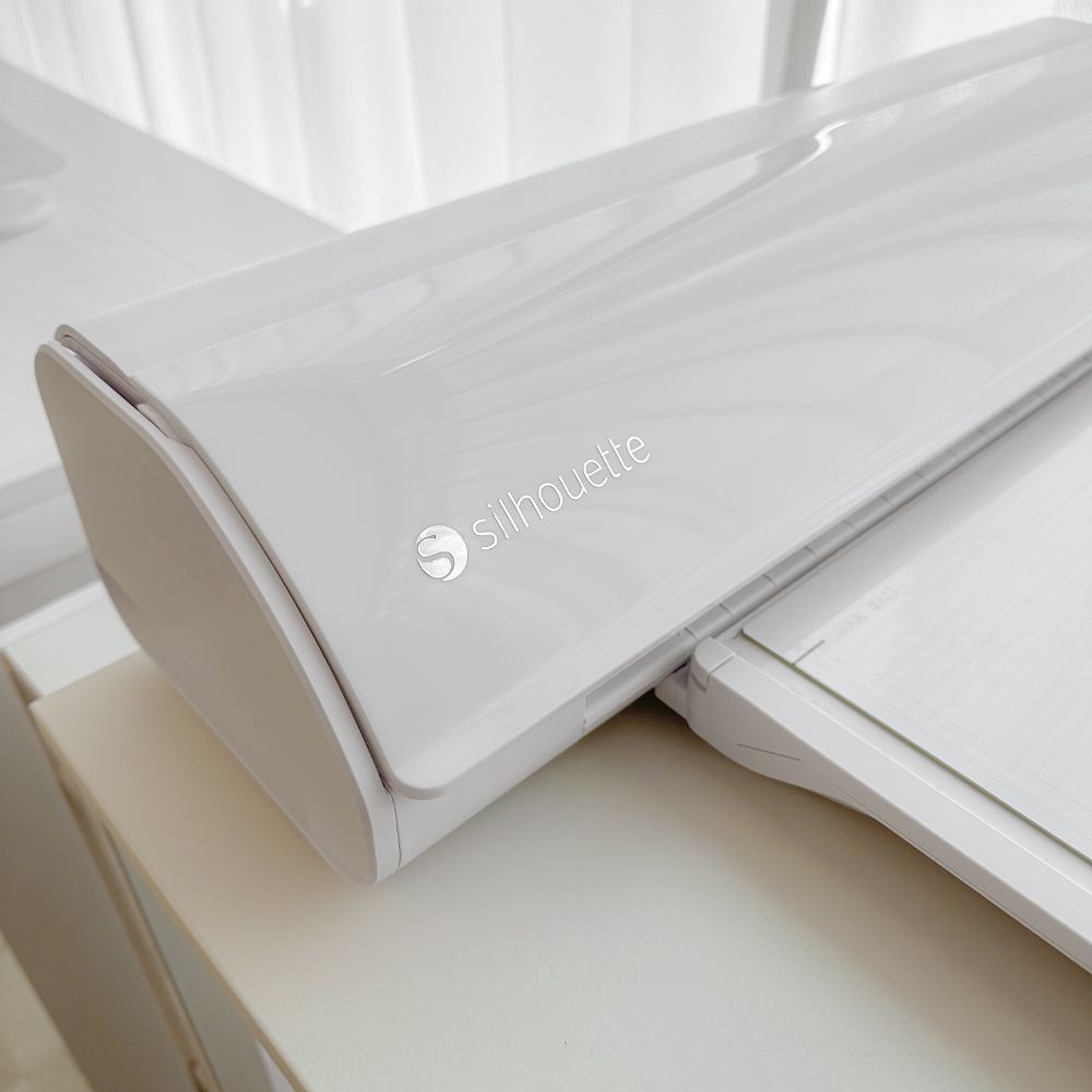 カッティングフィルムでロゴを装飾したSilhouette CAMEOカッティングマシン